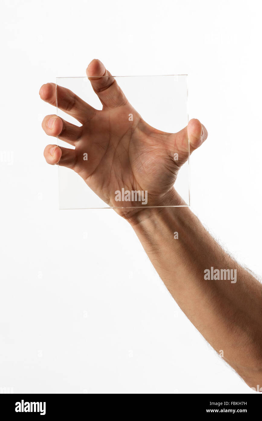 L'uomo visualizzando un quadrato di chiaro vetro trasparente in una mano Foto Stock
