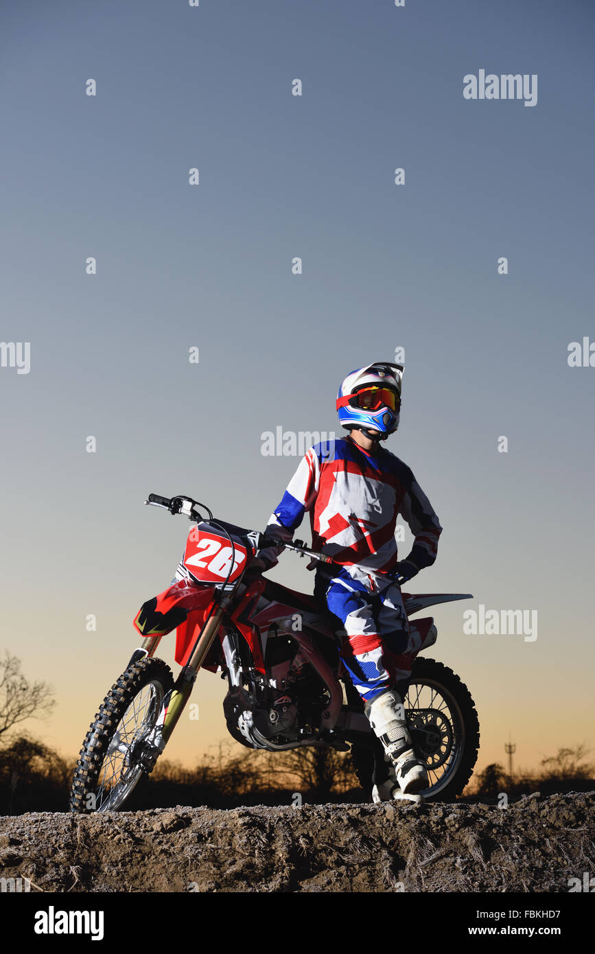 Motocross biker su sterrato Foto Stock