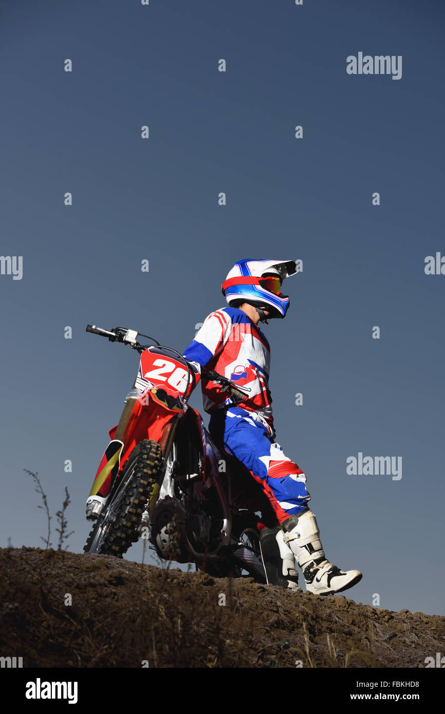 Motocross biker su sterrato Foto Stock