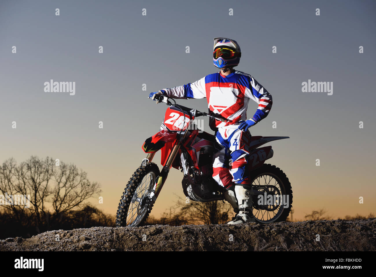 Motocross biker su sterrato Foto Stock