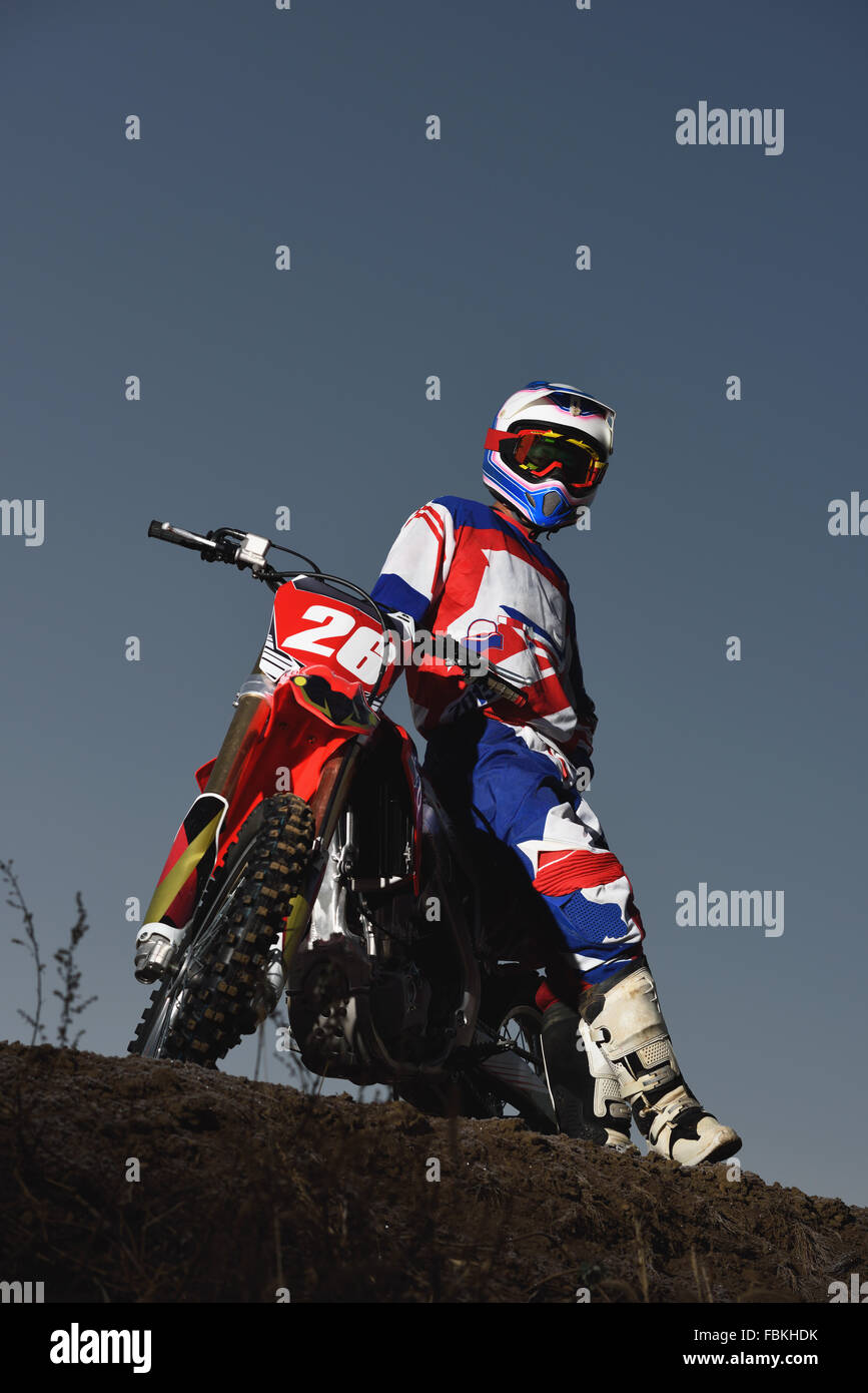 Motocross biker su sterrato Foto Stock