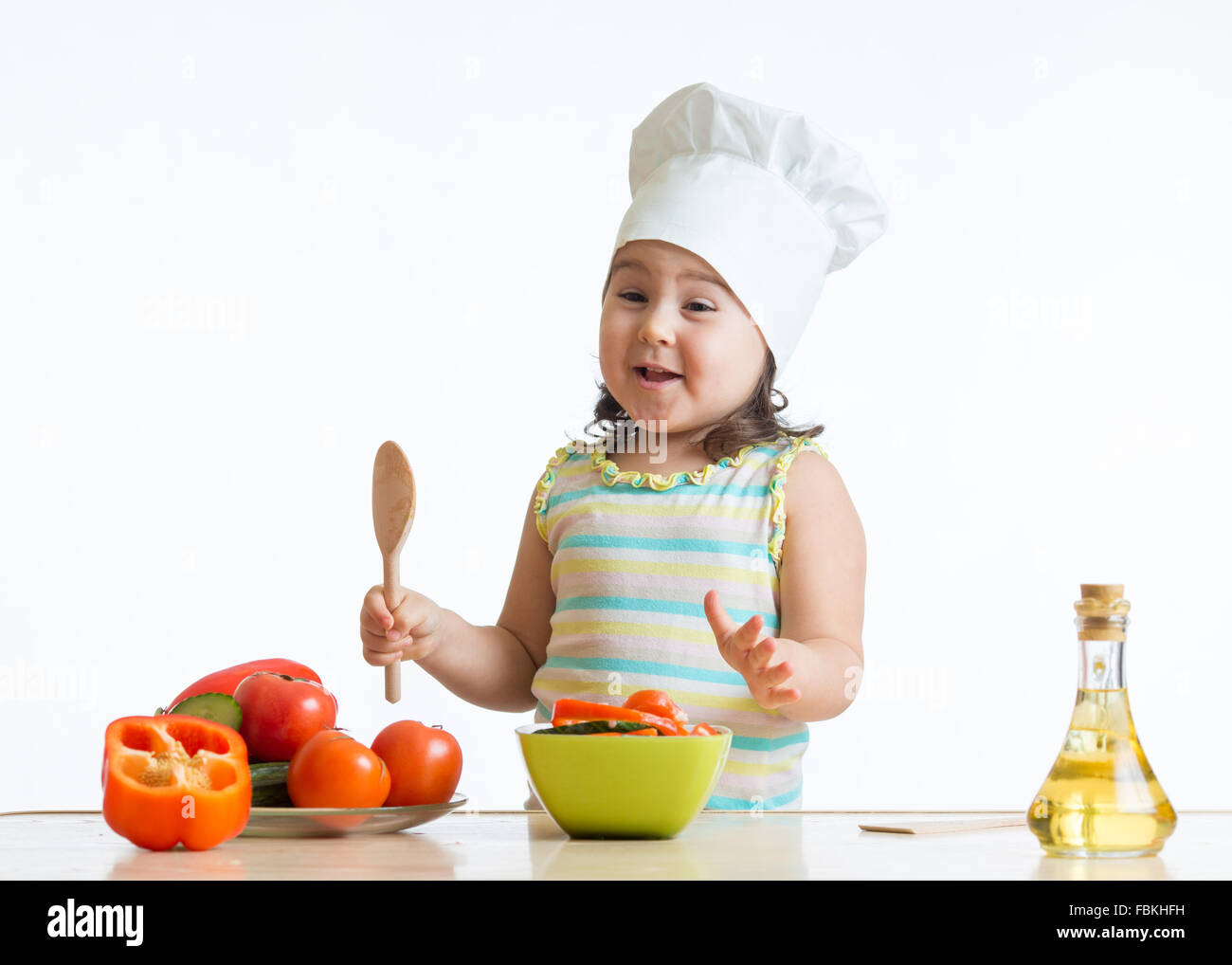 Ragazza bambino la preparazione di un alimento sano in cucina Foto Stock
