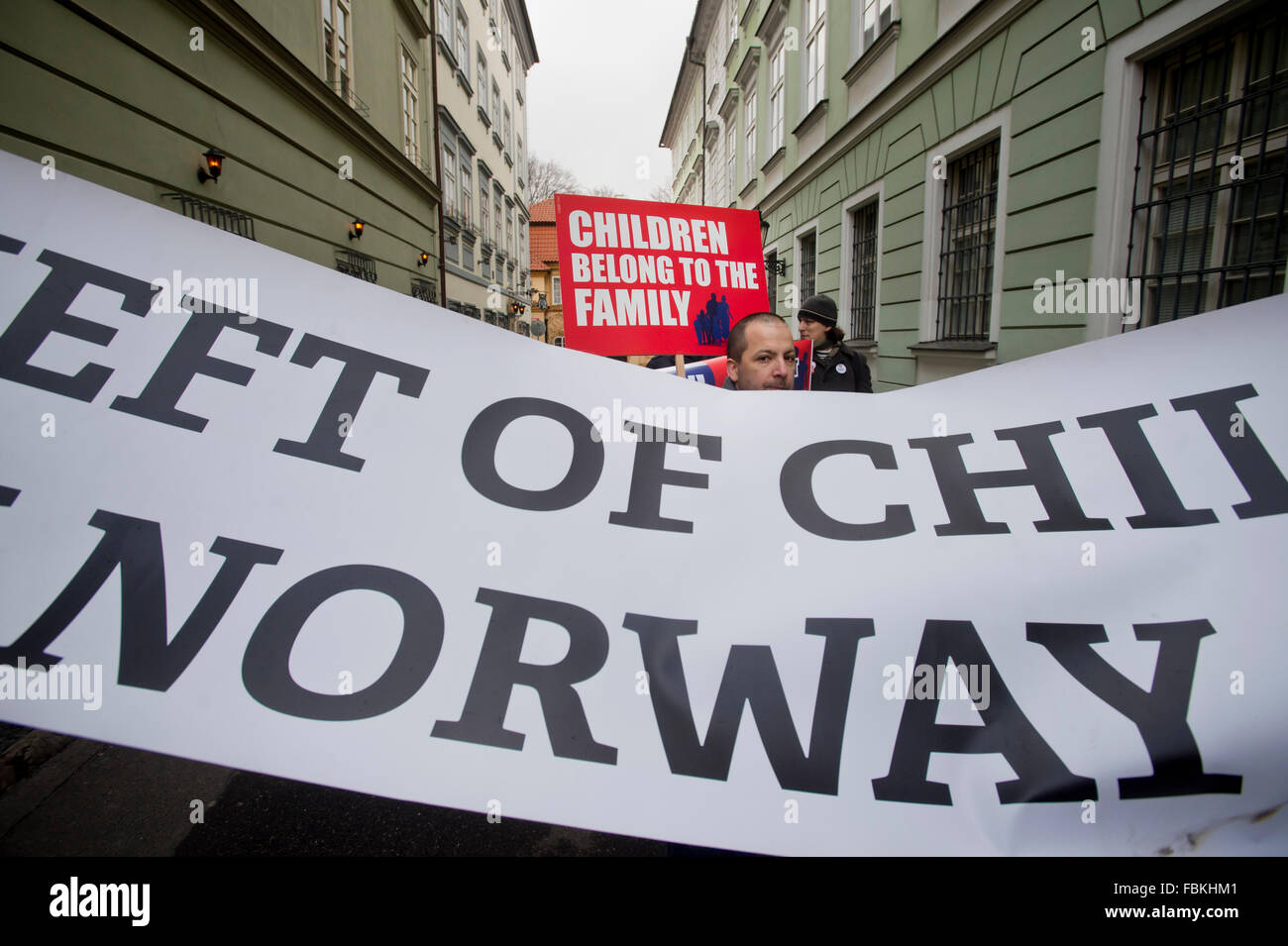 Diverse centinaia di persone hanno protestato contro il modo in cui il bambino norvegese servizio sociale Barnevernet ha preso i bambini lontani dai loro genitori che sono stranieri in Norvegia, a Praga, Repubblica ceca, 16 gennaio 2016. La protesta era parte di una catena di manifestazioni che ha iniziato a Oslo prima questa settimana e ha avuto luogo a Londra e a Bucarest. A Mosca e a Vienna le proteste popolari sono detenute oggi e a Bratislava, Calcutta e Varsavia nei prossimi giorni. Ceco madre Eva Michalakova ha lottato per i suoi due figli che Barnevernet ha preso il via dal suo nel 2011, oltre il sospetto di abuso, e li ha collocati in Foto Stock