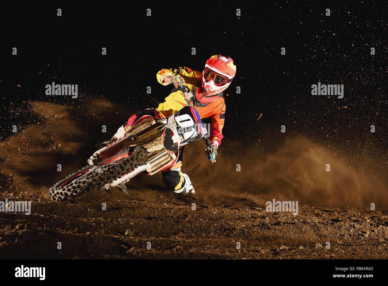 Motocross biker su sterrato Foto Stock