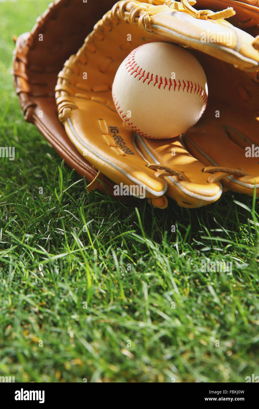 Attrezzatura da baseball di erba Foto Stock