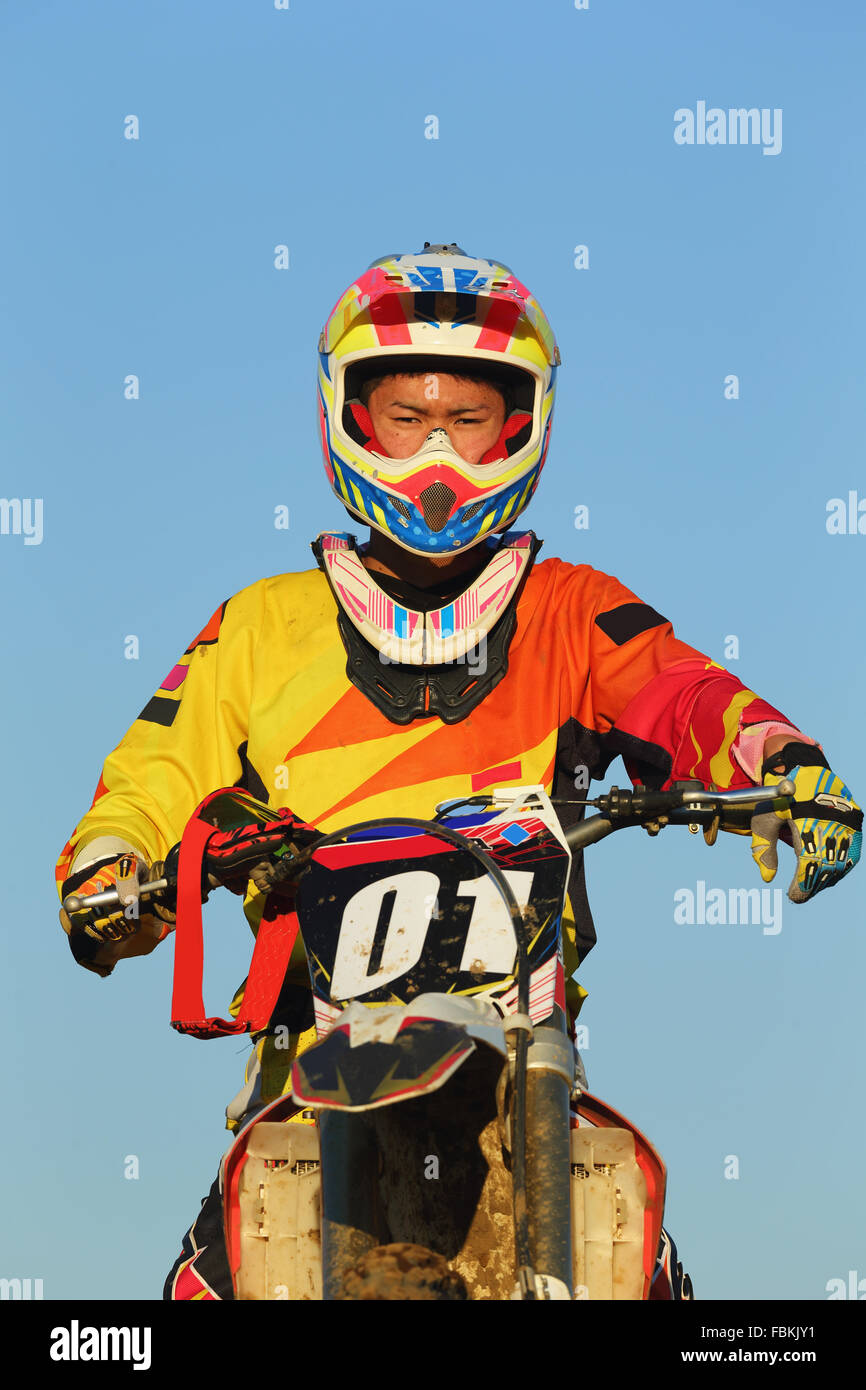 Motocross biker su sterrato Foto Stock