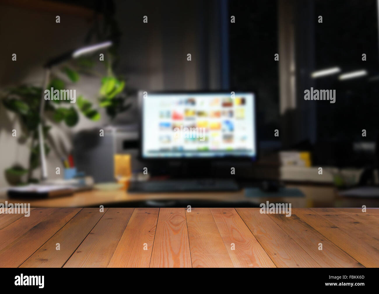 Elegante area di lavoro con il computer a casa o in studio Foto Stock