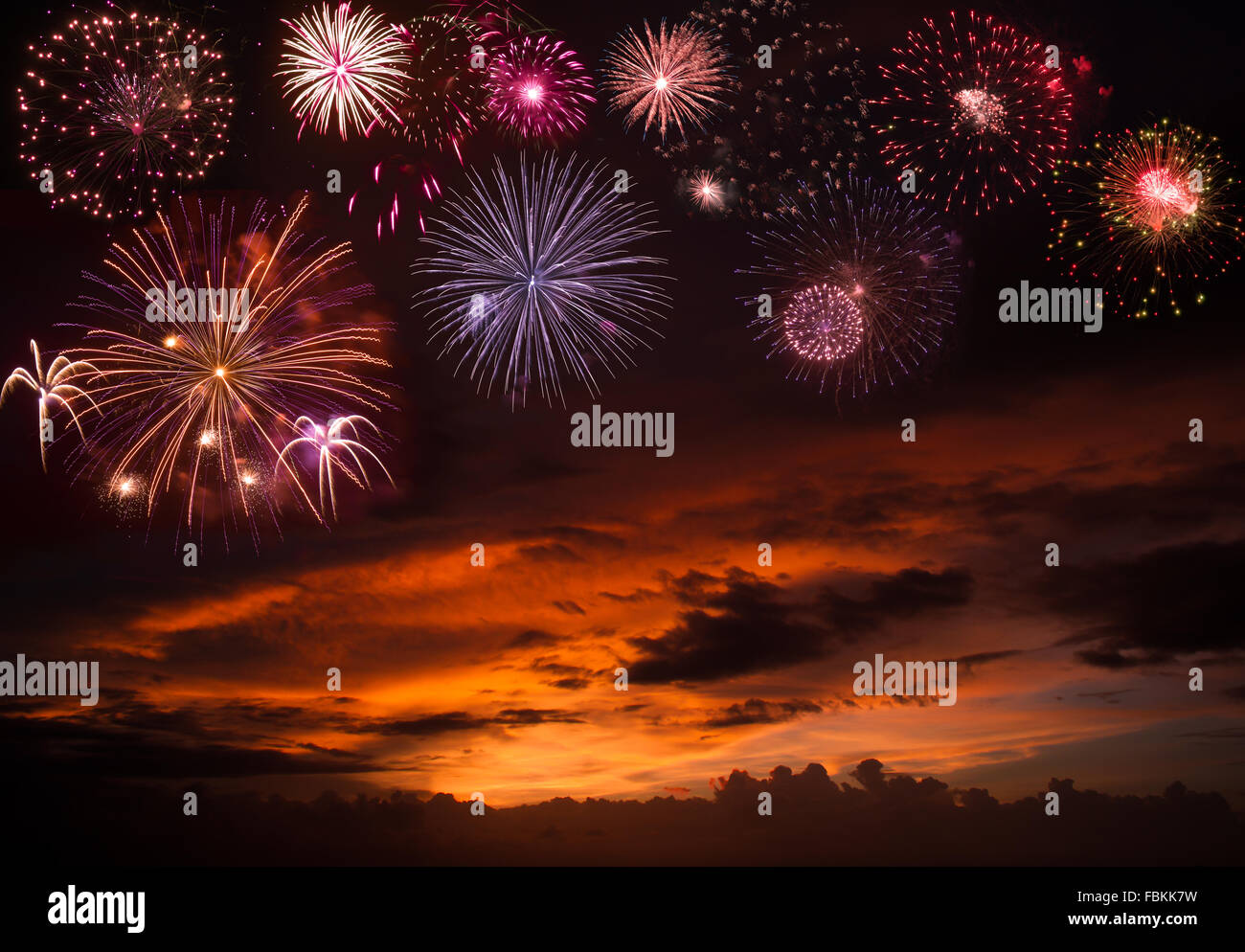 Holiday fuochi d'artificio nel cielo di tramonto Foto Stock