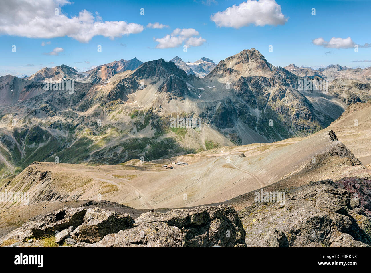 Vista da Piz Nair al paesaggio montano circostante, St.Moritz, Svizzera Foto Stock