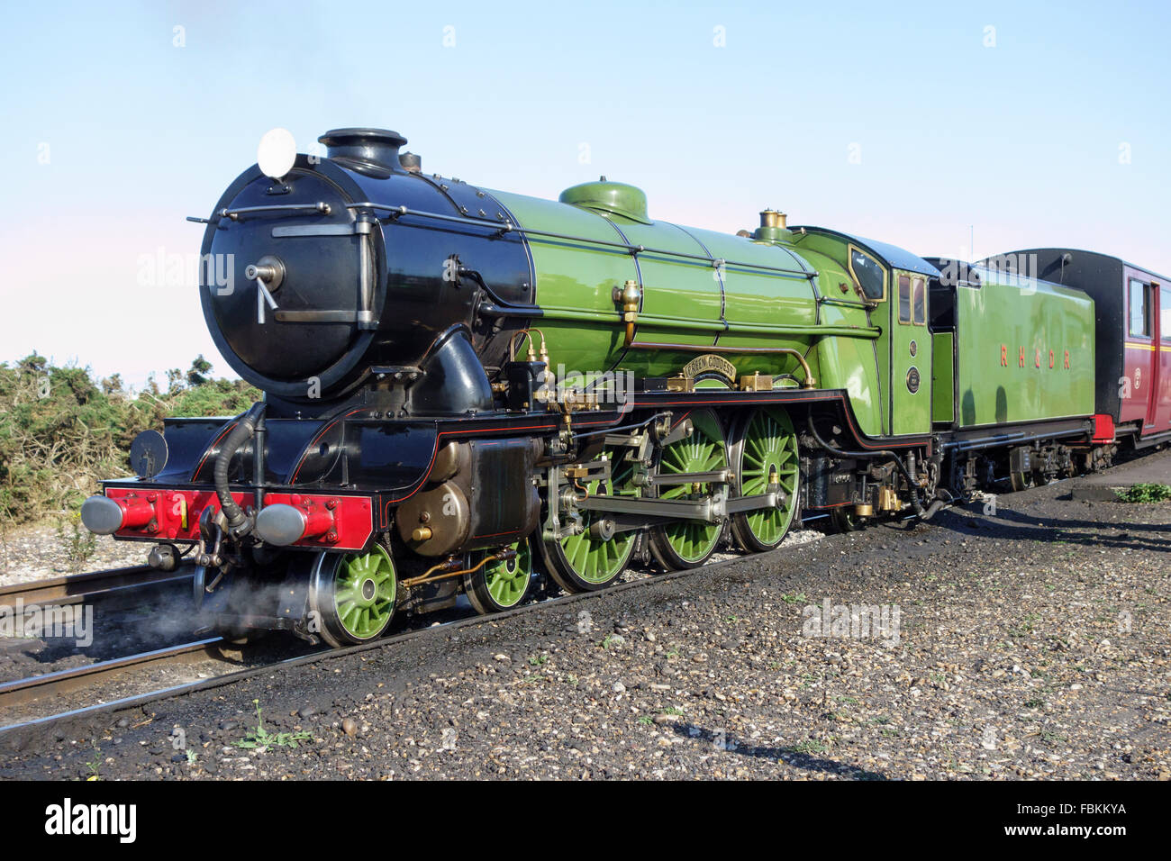 Inghilterra, Kent, Dungeness. La miniatura locomotiva a vapore, "dea verde' sul Romney Hythe e Dymchurch railway. Foto Stock