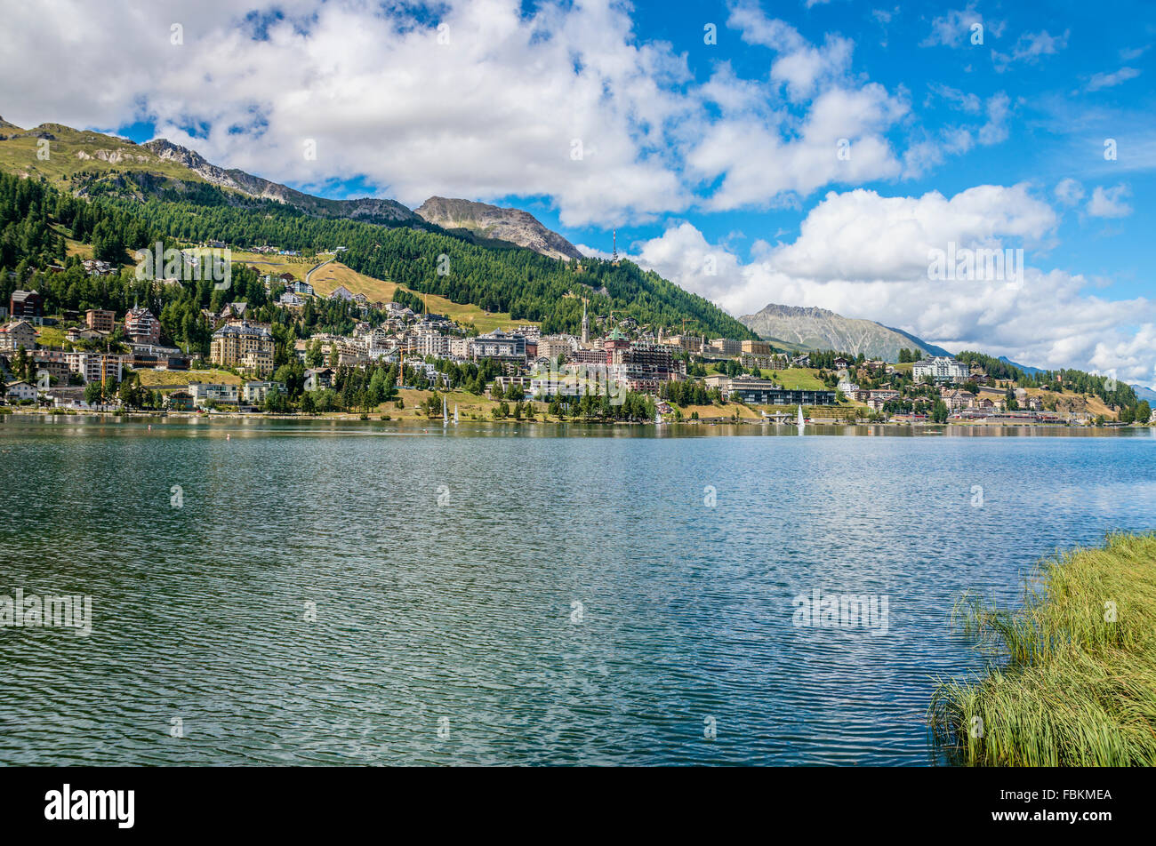 St.Moritz e il lago di Springtime, alta Engadina, Svizzera Foto Stock