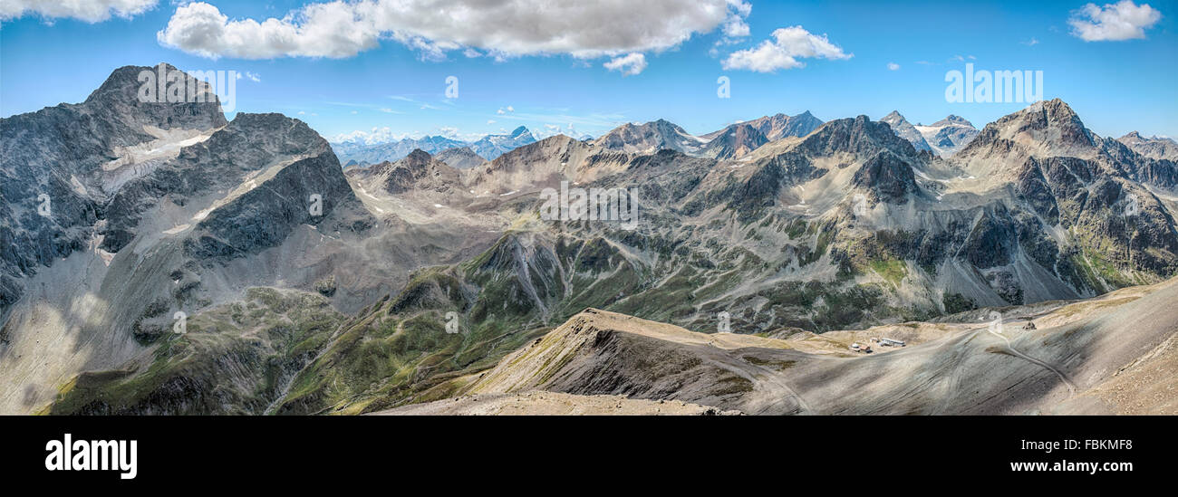 Vista da Piz Nair al paesaggio montano circostante, St.Moritz, Svizzera Foto Stock