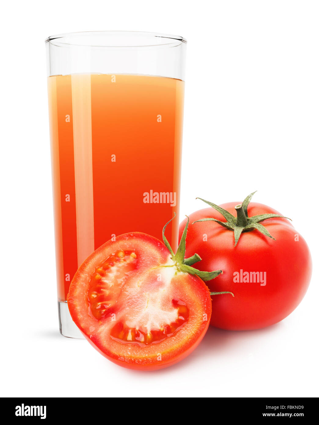 Bicchiere di succo di pomodoro isolato su uno sfondo bianco. Foto Stock