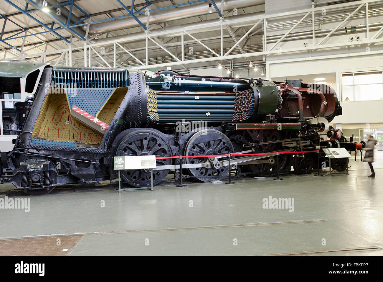 Immagini del centro storico di locomozione, moderni motori ferroviari e passato meraviglie ingegneristiche al National Railway Museum di York, UK. Foto Stock