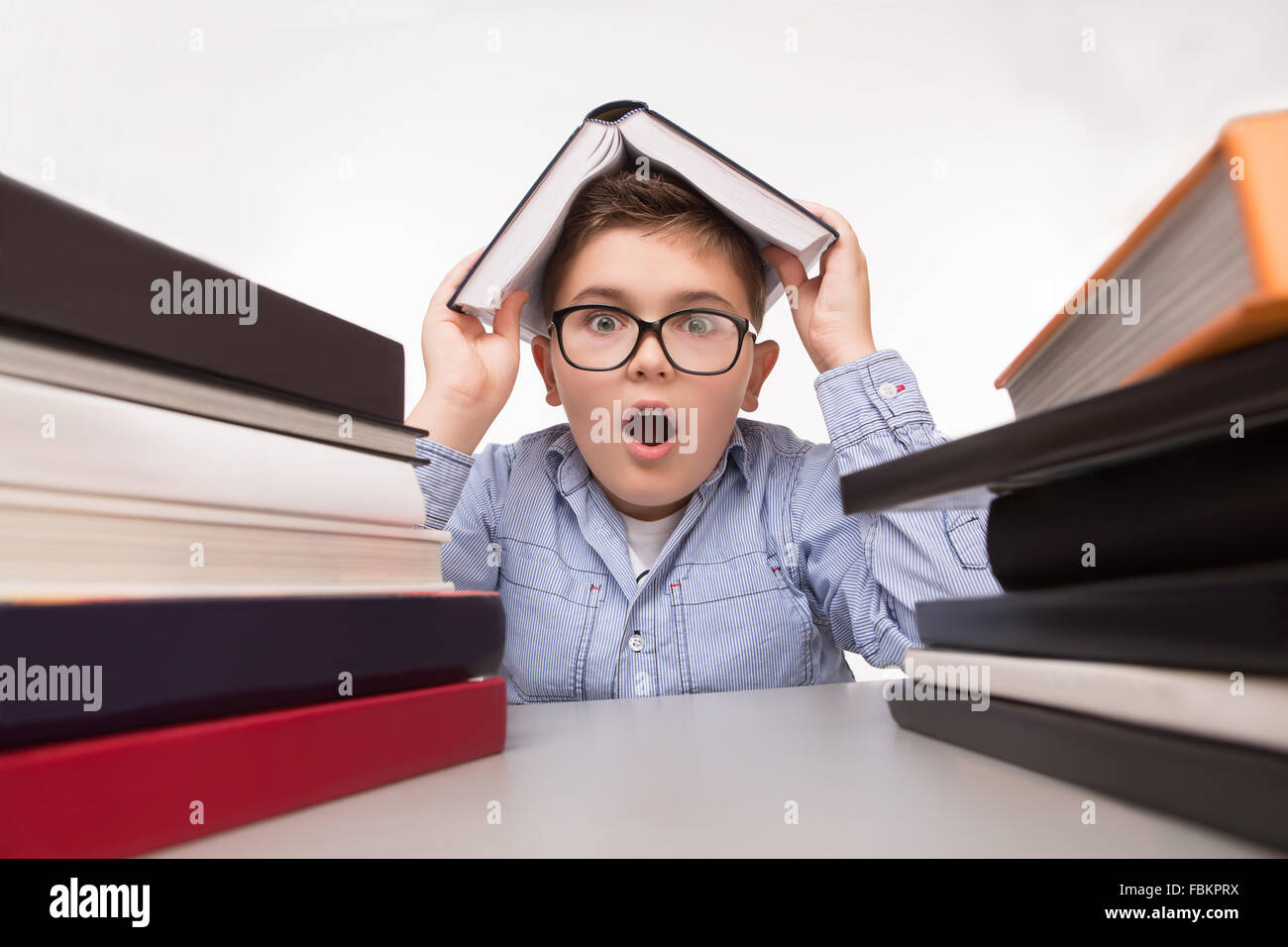 Piccoli business boy nascondere Foto Stock