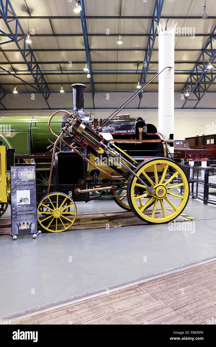 Replica di "Rocket", moderni motori ferroviari e passato meraviglie ingegneristiche al National Railway Museum di York, UK. Foto Stock