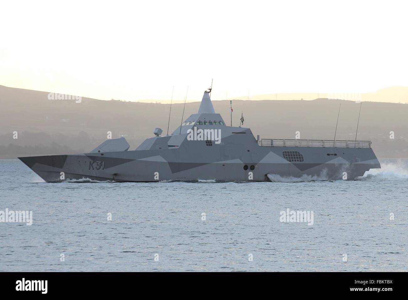 HMS Visby (K31), a Visby-classe Corvette della Royal Navy svedese, passa Greenock Esplanade durante l'esercizio comune della Warrior 13-1. Foto Stock