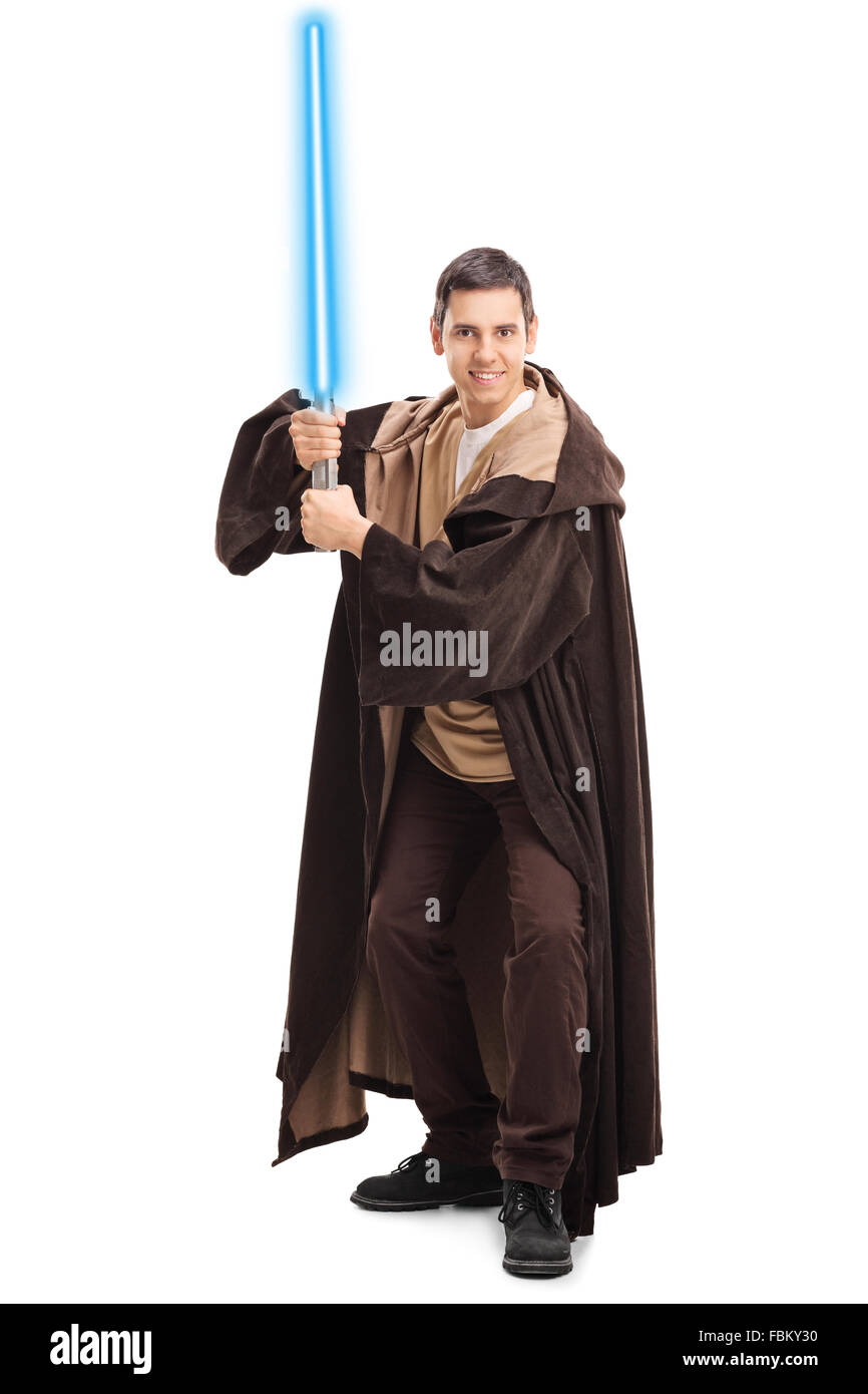 A piena lunghezza Ritratto di un giovane uomo in costume del guerriero tenendo un blu spada laser isolato su sfondo bianco Foto Stock A piena lunghezza Ritratto di un giovane uomo in costume del guerriero tenendo un blu spada laser isolato su sfondo bianco Foto Stock
