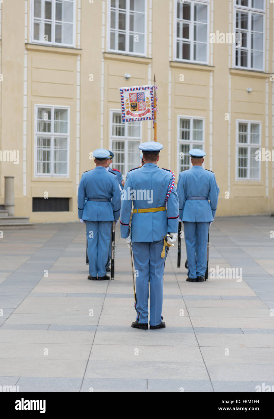 Praga, 5 agosto: guardia al Castello di Praga. A mezzogiorno di ogni giorno è possibile assistere al cambio della guardia cerimonia su au Foto Stock