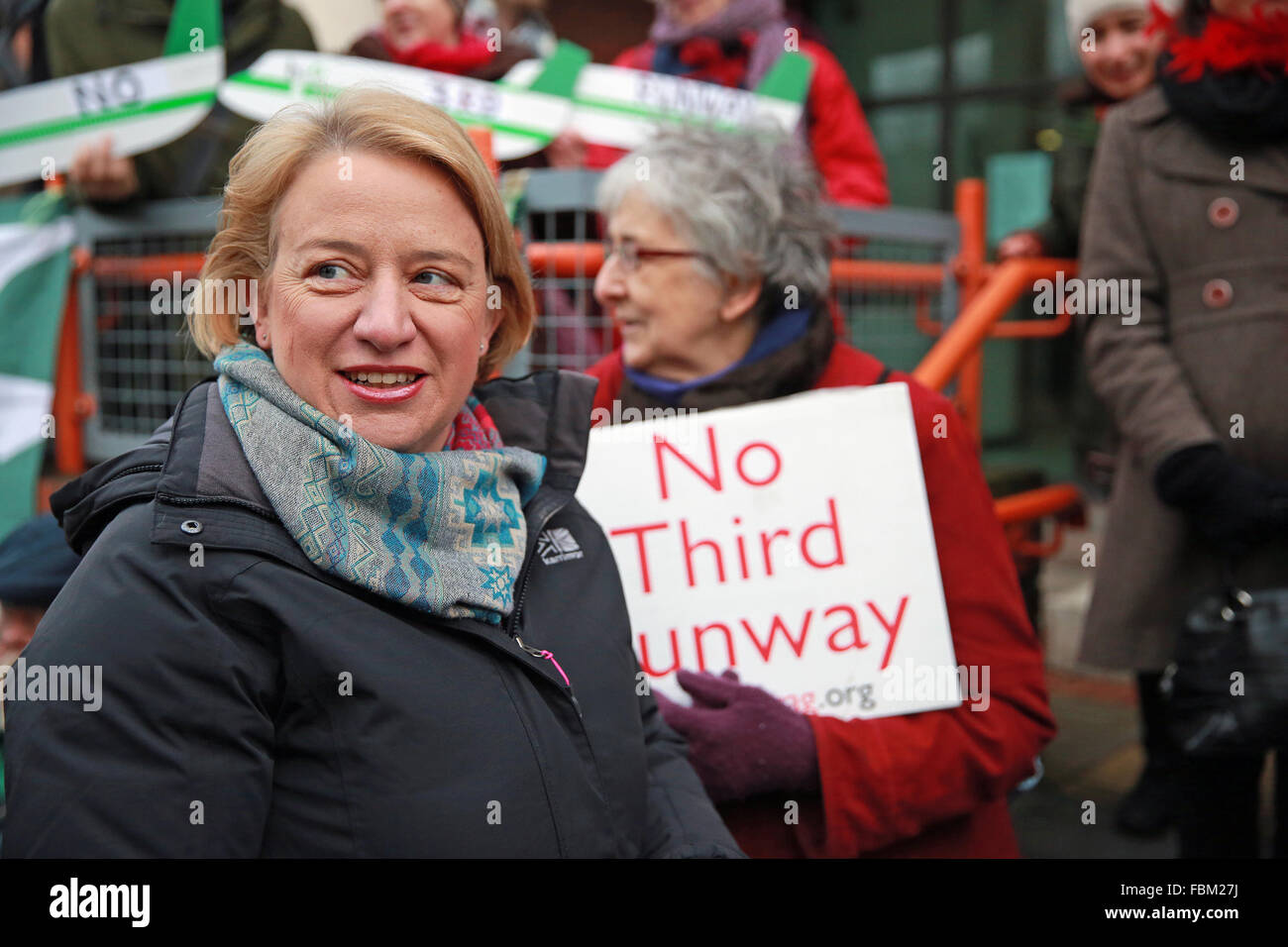 Londra, Regno Unito. 18 gennaio, 2016. Il verde di leader di partito Natalie Bennett mostrano il supporto per piano attivisti stupido al di fuori della loro udienza in tribunale in Willesden. Credito: Mark Kerrison/Alamy Live News Foto Stock