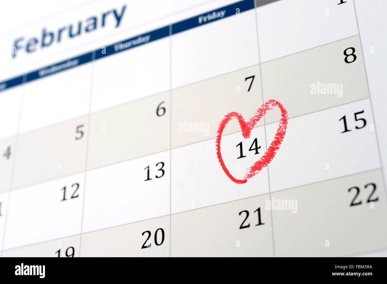 Febbraio calendario pagina con un piccolo cuore rosso segnando il giorno di san valentino Foto Stock