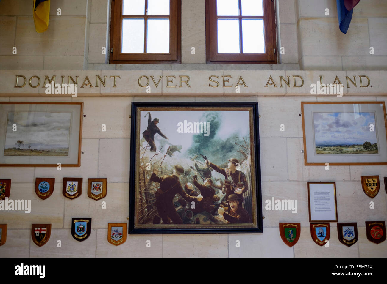 Il memoriale camera all'interno dell'Ulster Memorial Tower, Somme. La Francia, che mostra dipinti raffiguranti scene di battaglia. Foto Stock
