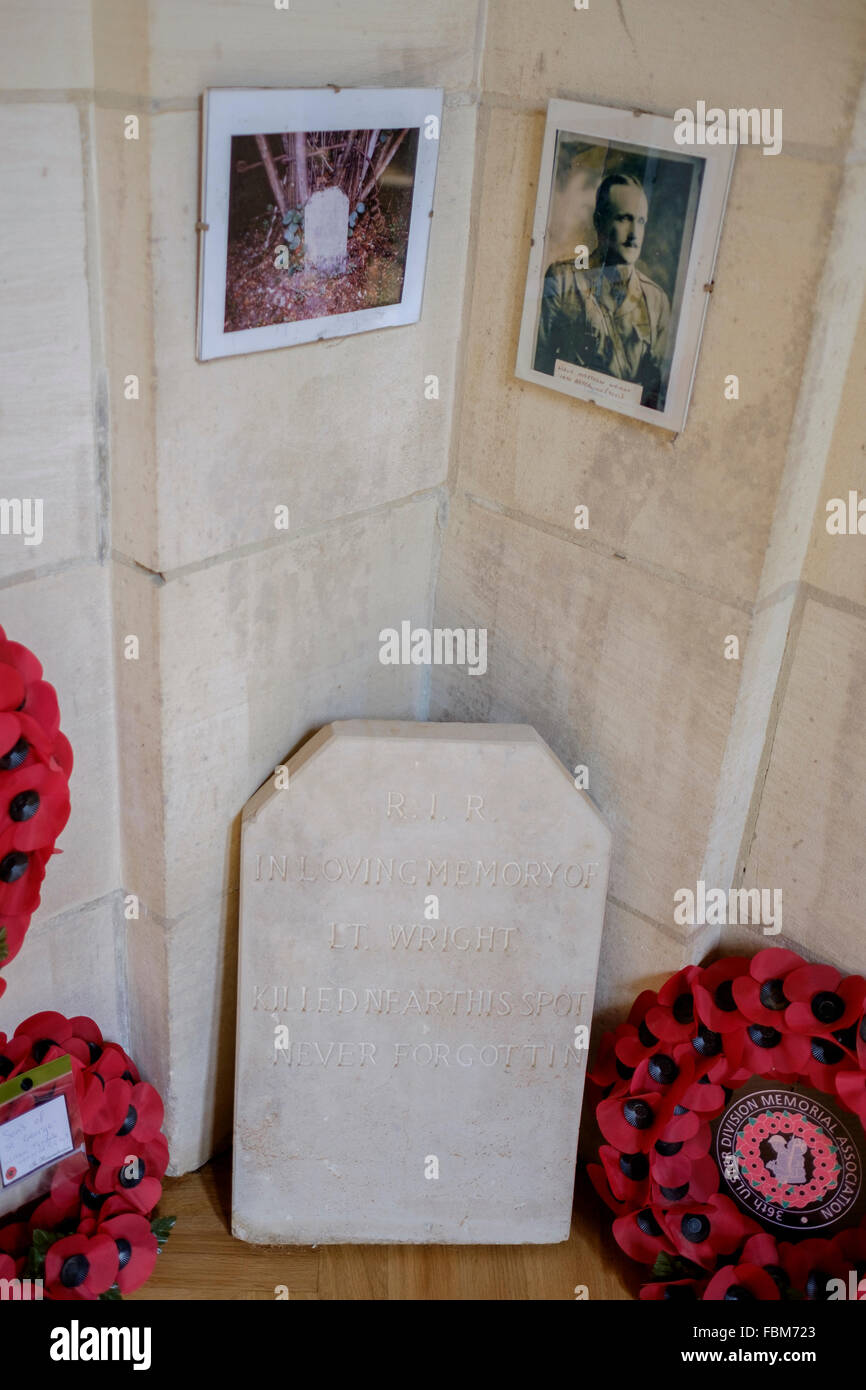 La originaria Tomba marcatore di Lt. Wright presso il centro visitatori presso l'Ulster Memorial Tower, Somme. La Francia. Foto Stock