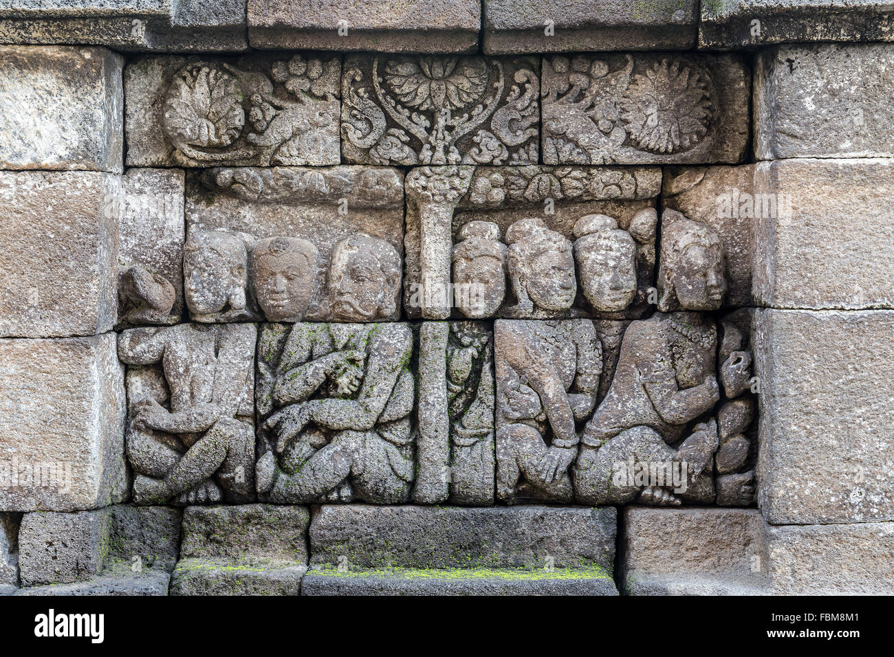 Pannelli di rilievo del tempio di Borobudur in Indonesia. Borobudur è il tempio buddista più grande del mondo. Foto Stock