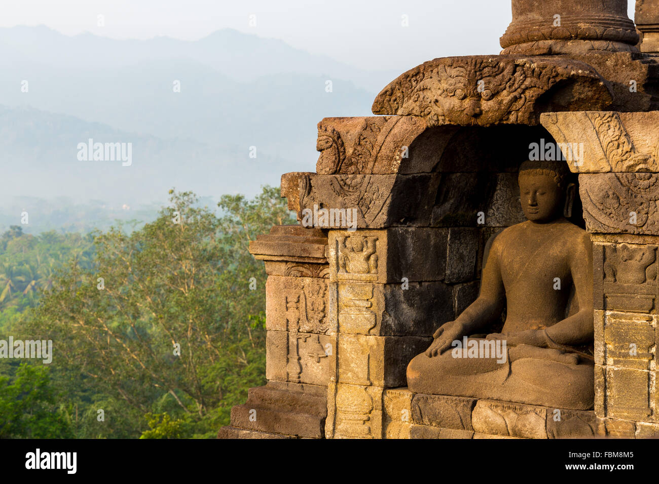 Pietra scultura del Buddha, il Borobudur, tempio complesso. Indonesia. Foto Stock