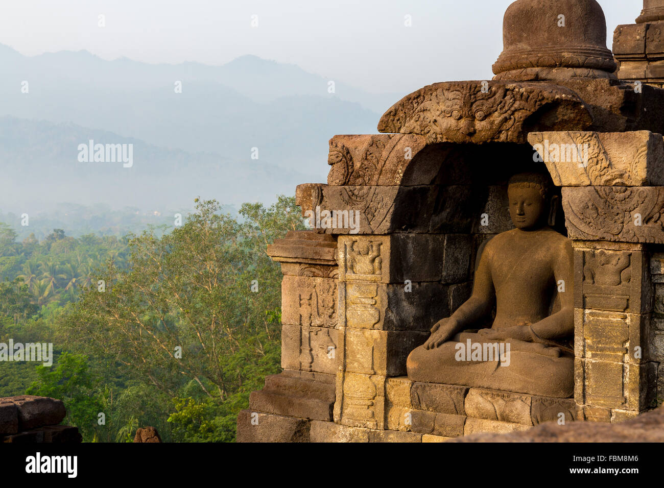 Pietra scultura del Buddha, il Borobudur, tempio complesso. Indonesia. Foto Stock