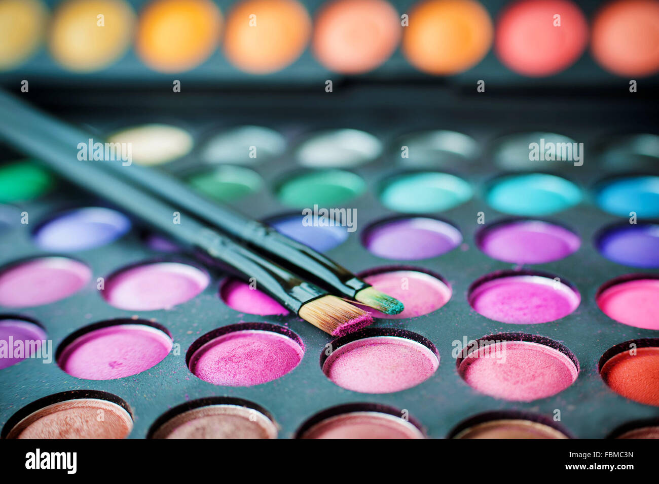 Primo piano di una tavolozza di colori e dei pennelli per il make up Foto  stock - Alamy