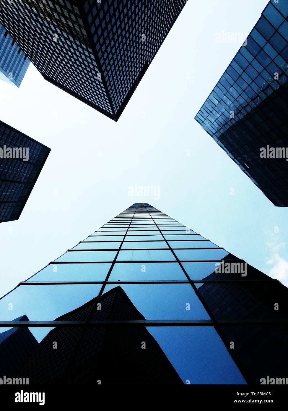Vista ad angolo basso dei grattacieli, del quartiere finanziario, di Manhattan, di New York, degli Stati Uniti Foto Stock