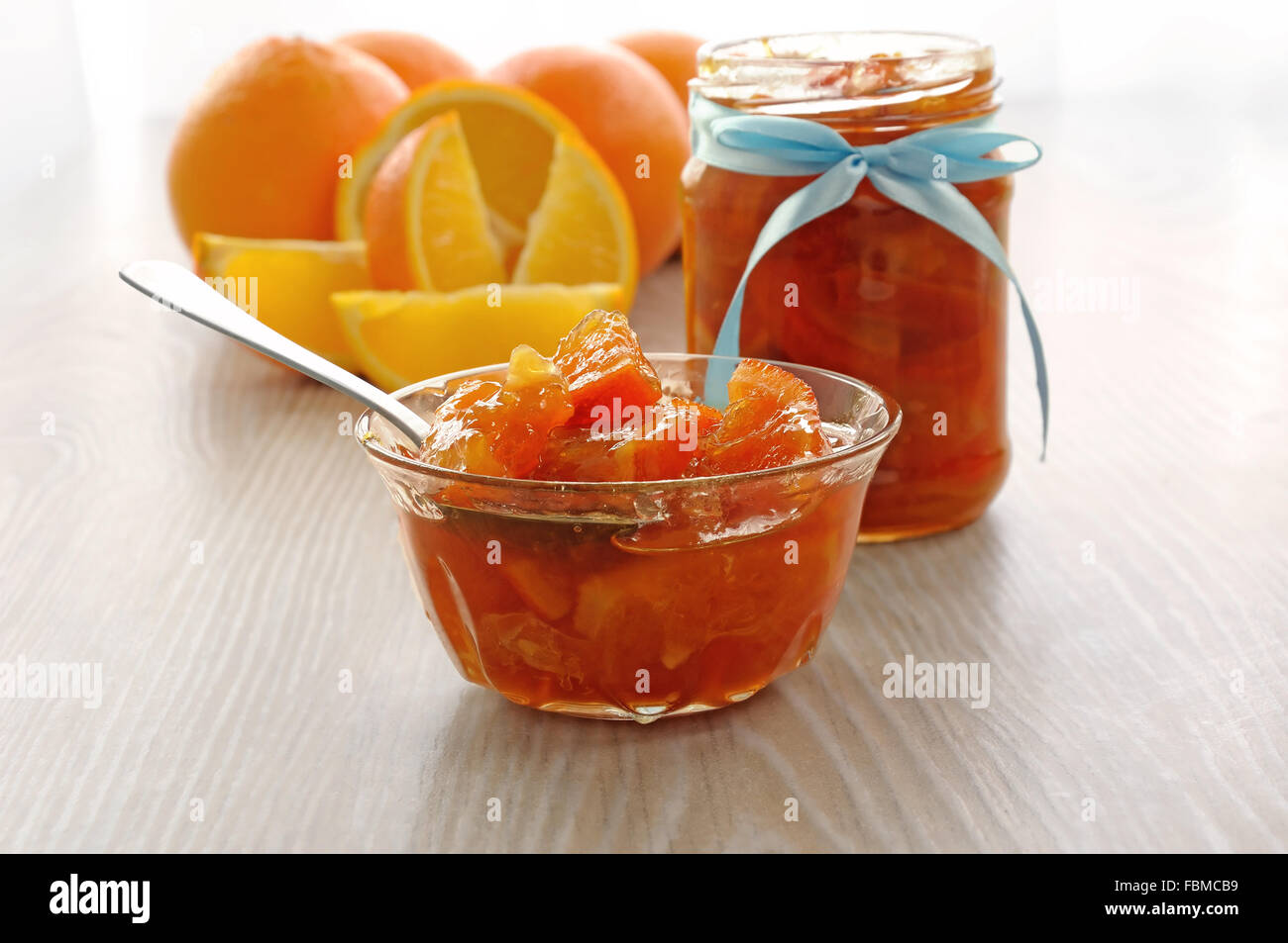 Nettare di arance in una ciotola e una pentola di succo di arancia in background Foto Stock