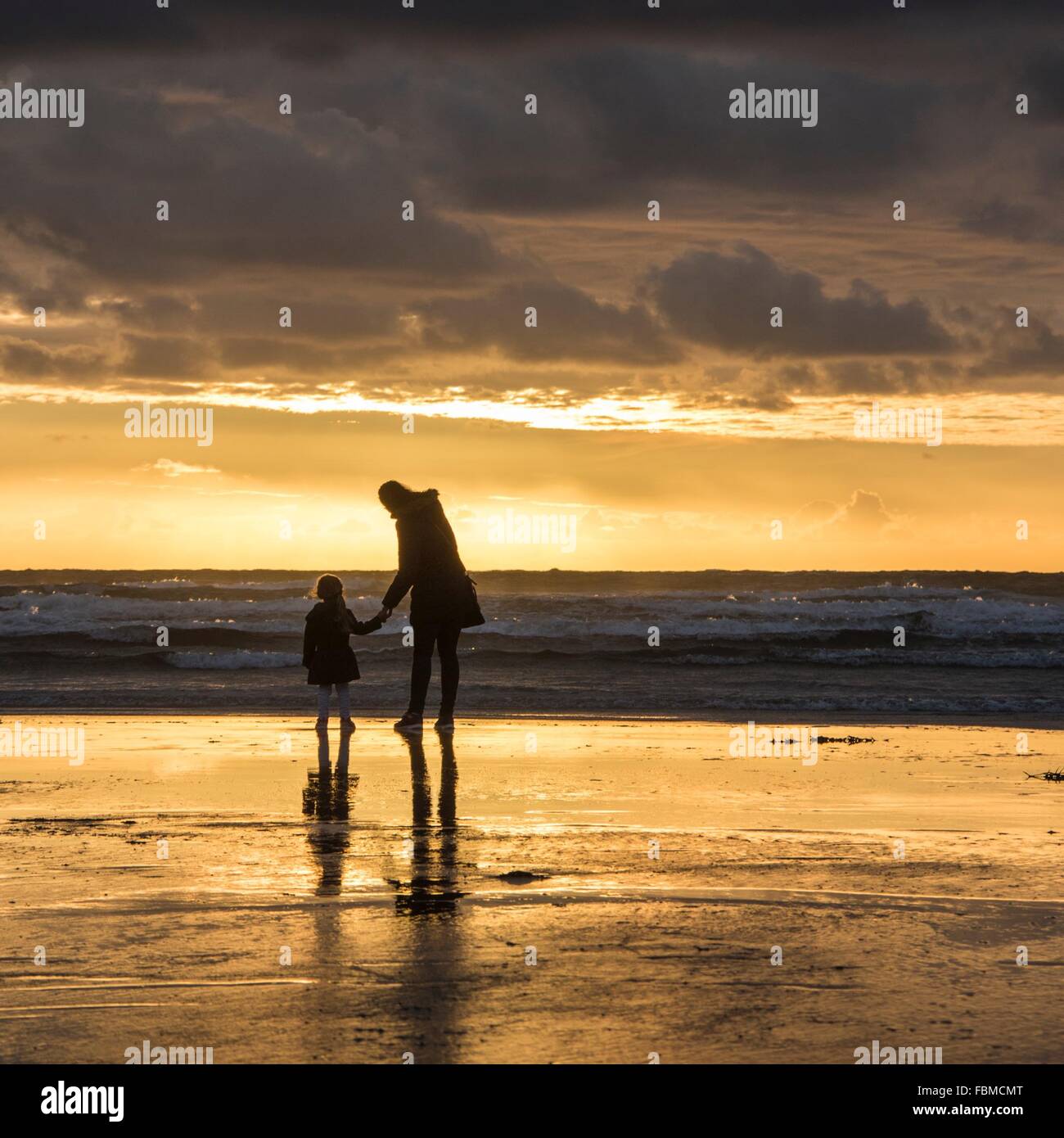 Madre E Figlia Per Mano In Spiaggia Foto Stock Alamy