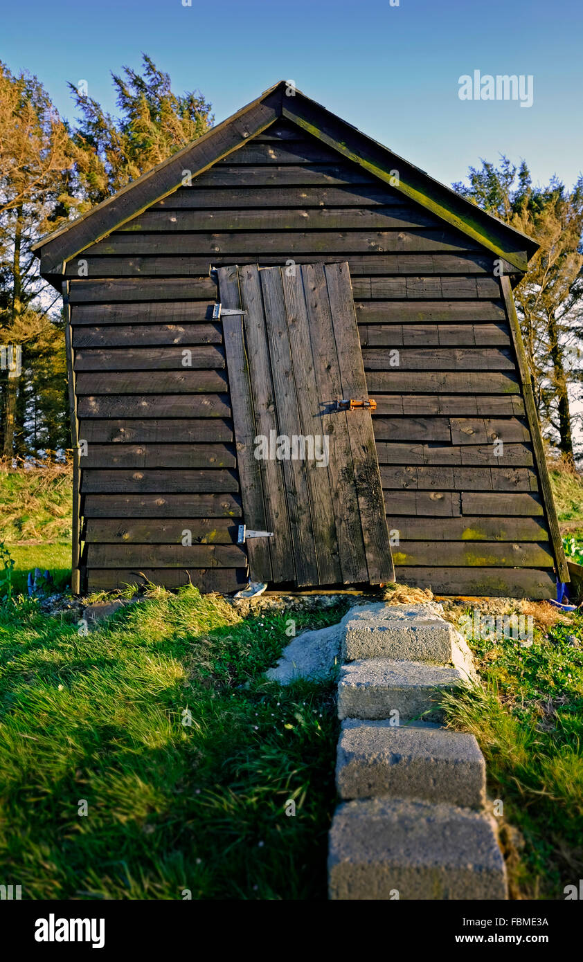 Funny appoggiata Tettoia da giardino nella parte occidentale della contea di Cork in Irlanda Foto Stock