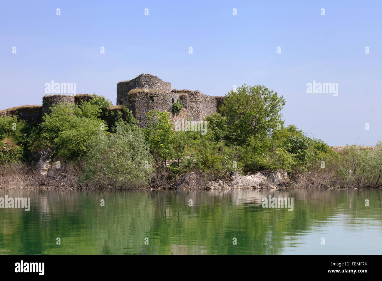 Le rovine di una fortezza Lesendro sul lago di Skadar, Montenegro Foto Stock