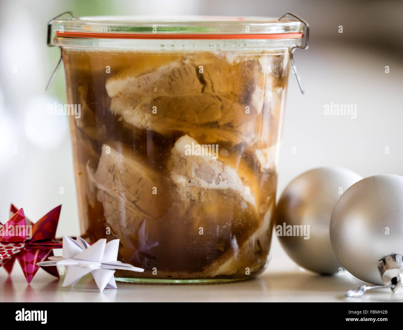 Decapare il natale la carne di maiale in un bicchiere Foto Stock