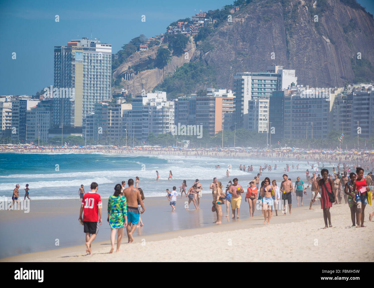 Sulla spiaggia di Copacabana, Rio de Janeiro, Brasile Foto Stock