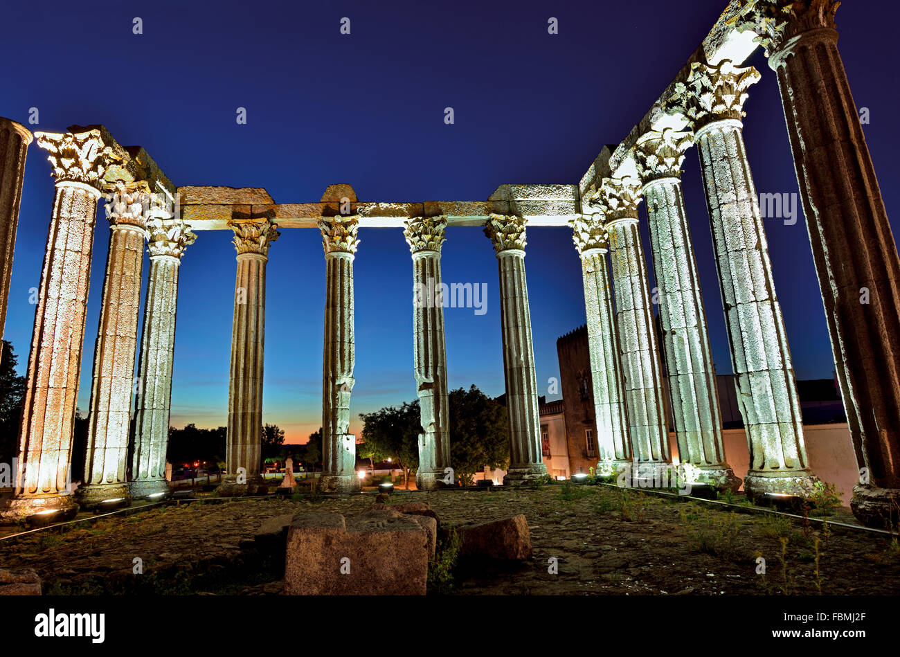 Portogallo Alentejo: orologio notturno illuminato Tempio romano in città patrimonio mondiale Évora Foto Stock