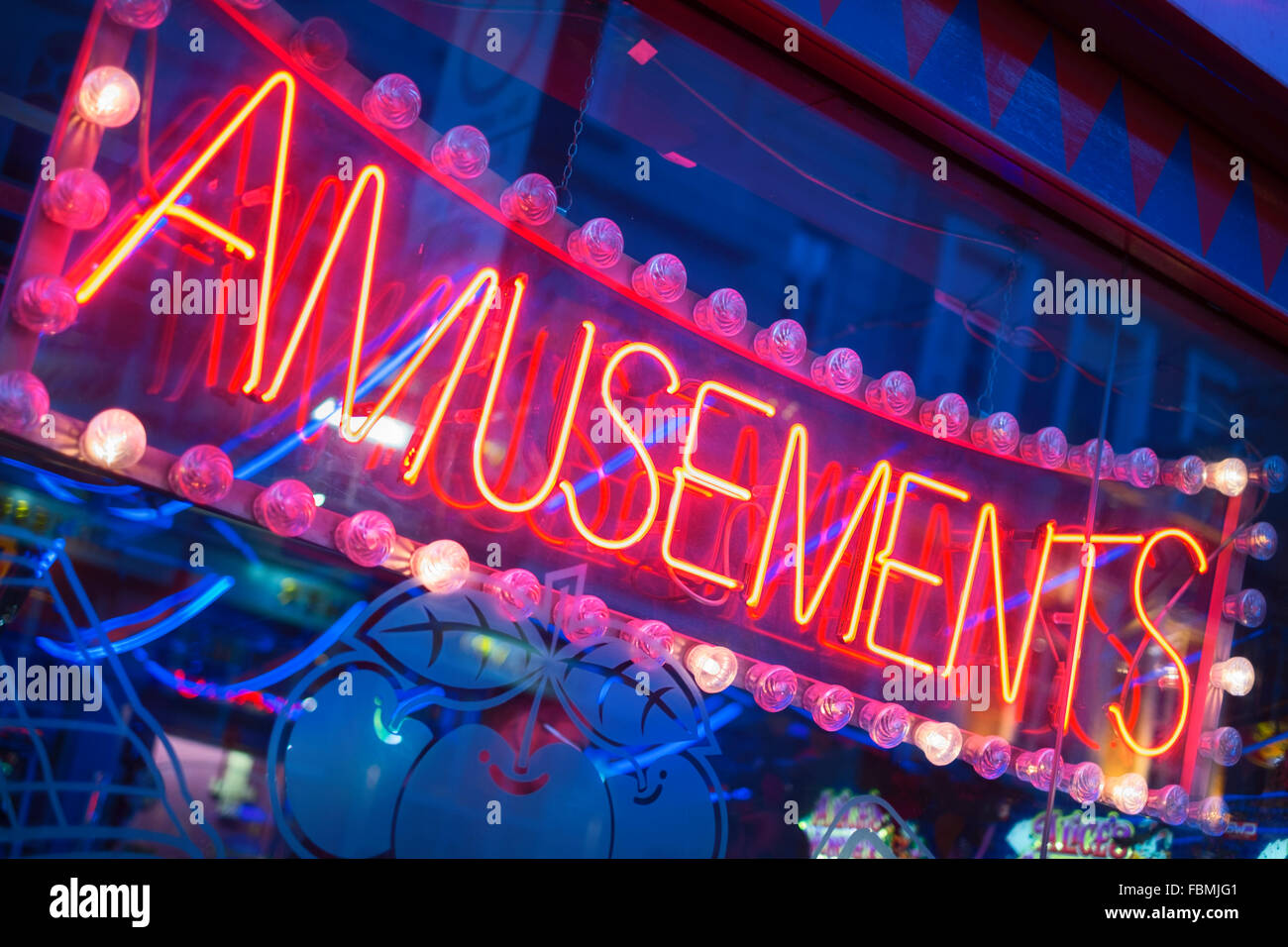 Divertimenti insegna al neon Soho London REGNO UNITO Foto Stock