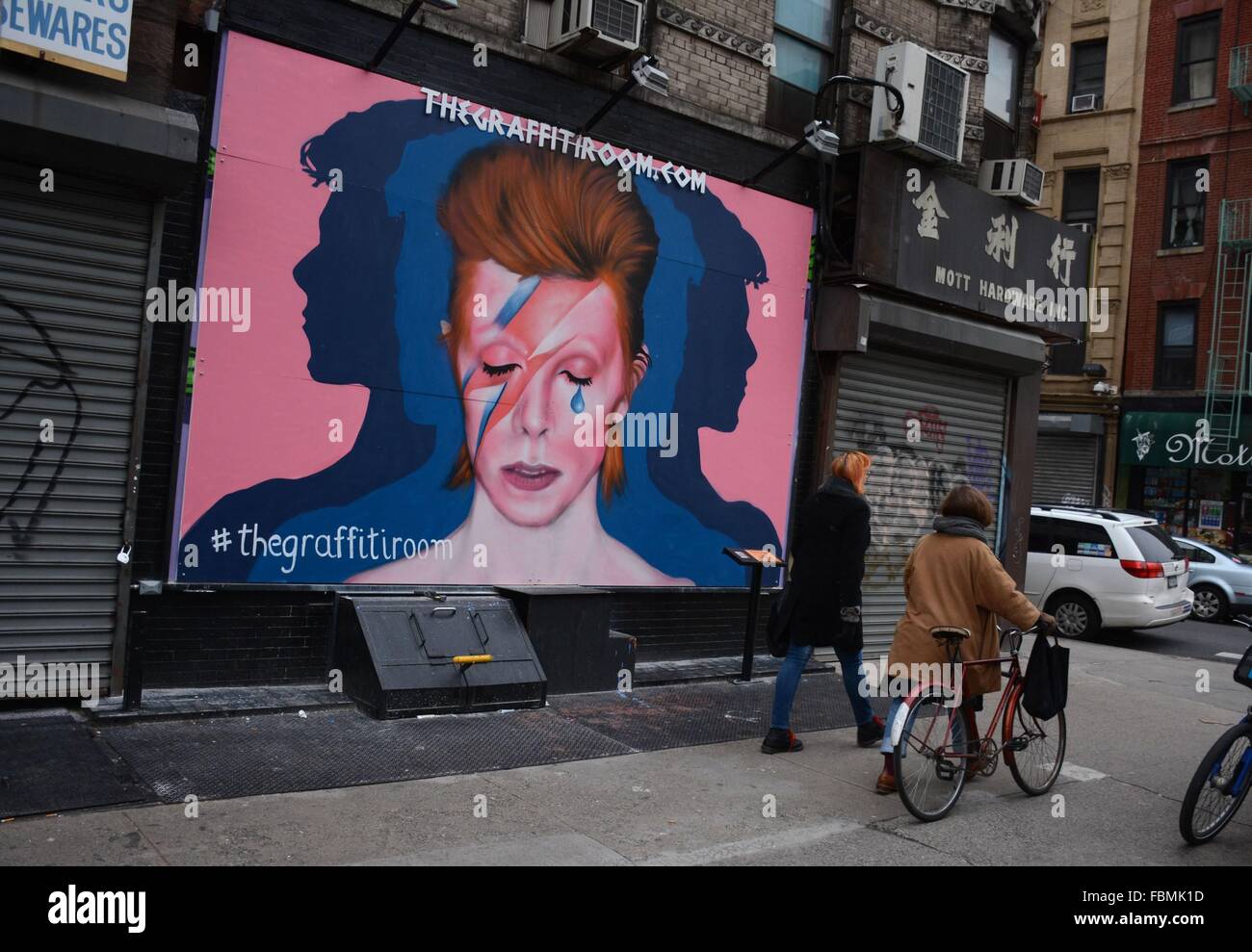 New York, NY, STATI UNITI D'AMERICA. Xvii gen, 2016. David Bowie murale raffigurante il suo album 'Aladdin Sane" presso la Sala dei graffiti, Lower East Side di New York sulla posizione per David Bowie murale sulla Lower East Side, Kenmare Street, New York, NY Gennaio 17, 2016. Credito: Derek Storm/Everett raccolta/Alamy Live News Foto Stock