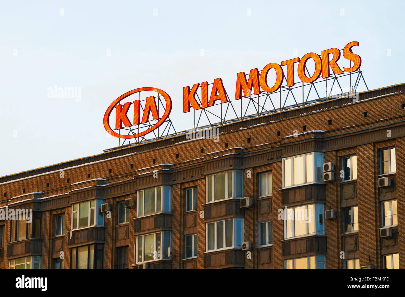 Mosca, Russia - 11 gennaio 2016: KIA Motors logo sul tetto dell'edificio Foto Stock