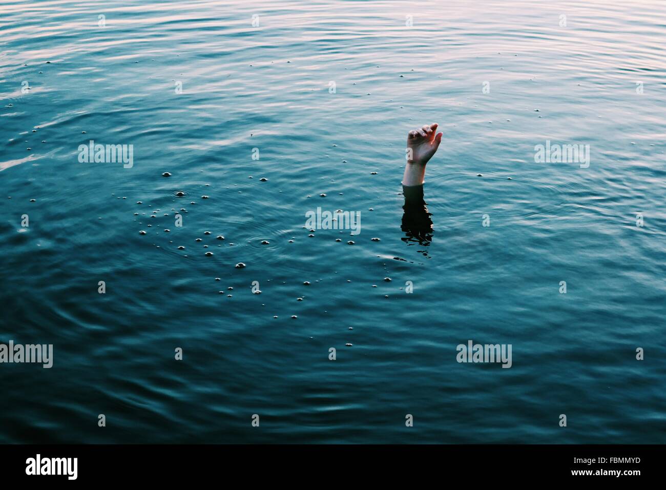 Persona che annega nel mare Foto Stock