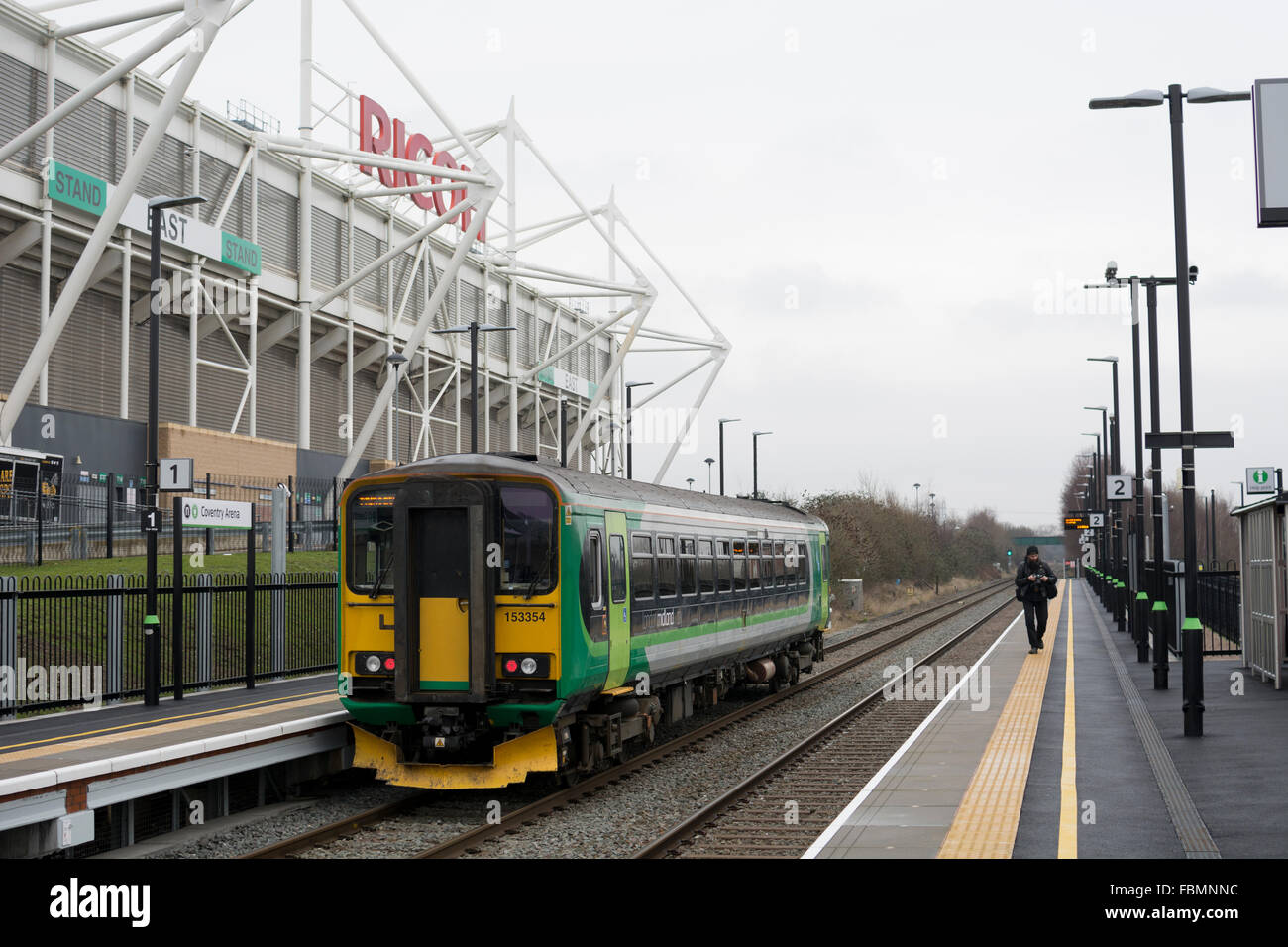 Coventry, Regno Unito. 18 gennaio, 2016. A Londra Midland service da Coventry a Nuneaton si diparte Coventry Arena stazione ferroviaria sul suo giorno di apertura ufficiale. Un'altra stazione, Bermuda Park sulla stessa linea è anche aperto ufficialmente in questo giorno facente parte di un multi-milioni di schema di cancelletto per sviluppare trainsport legami tra Coventry e Nuneaton. L'Arena di Coventry stazione è adiacente al Ricoh Arena, casa di Coventry City Football Club e vespe di rugby, e l'Arena Retail Park. Credito: Colin Underhill/Alamy Live News Foto Stock