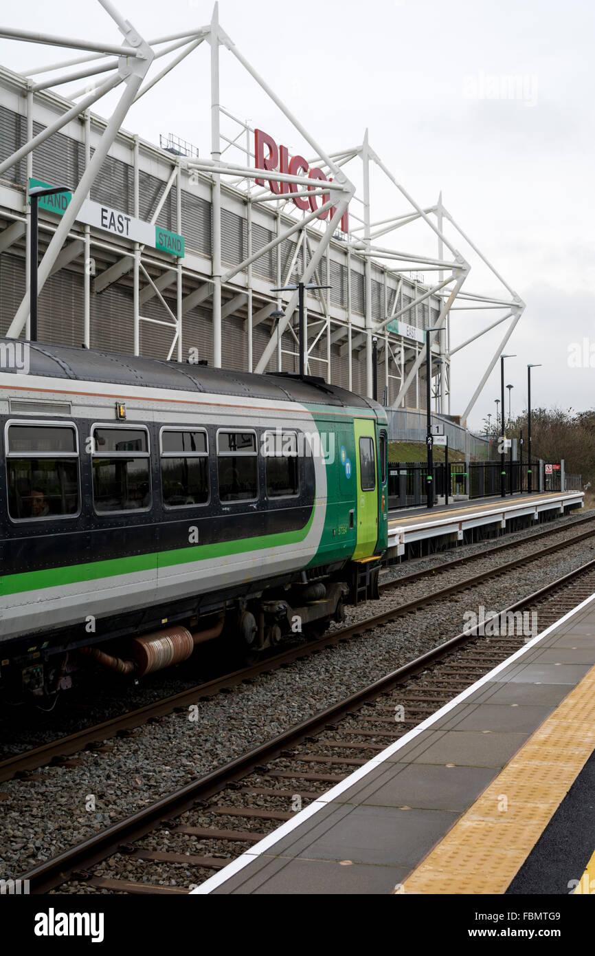 Coventry, Regno Unito. 18 gennaio, 2016. A Londra Midland service da Coventry a Nuneaton si ferma a Coventry Arena stazione ferroviaria sul suo giorno di apertura ufficiale. Un'altra stazione, Bermuda Park sulla stessa linea è anche aperto ufficialmente in questo giorno facente parte di un multi-milioni di schema di cancelletto per sviluppare trainsport legami tra Coventry e Nuneaton. L'Arena di Coventry stazione è adiacente al Ricoh Arena, casa di Coventry City Football Club e vespe di rugby, e l'Arena Retail Park. Credito: Colin Underhill/Alamy Live News Foto Stock