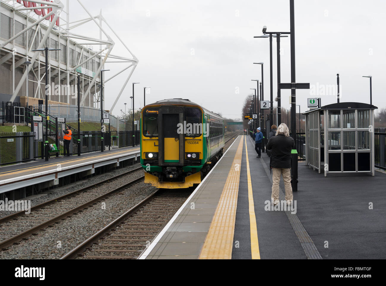 Coventry, Regno Unito. 18 gennaio, 2016. A Londra Midland service da Nuneaton a Coventry arriva a Coventry Arena stazione ferroviaria sul suo giorno di apertura ufficiale. Un'altra stazione, Bermuda Park sulla stessa linea è anche aperto ufficialmente in questo giorno facente parte di un multi-milioni di schema di cancelletto per sviluppare trainsport legami tra Coventry e Nuneaton. L'Arena di Coventry stazione è adiacente al Ricoh Arena, casa di Coventry City Football Club e vespe di rugby, e l'Arena Retail Park. Credito: Colin Underhill/Alamy Live News Foto Stock