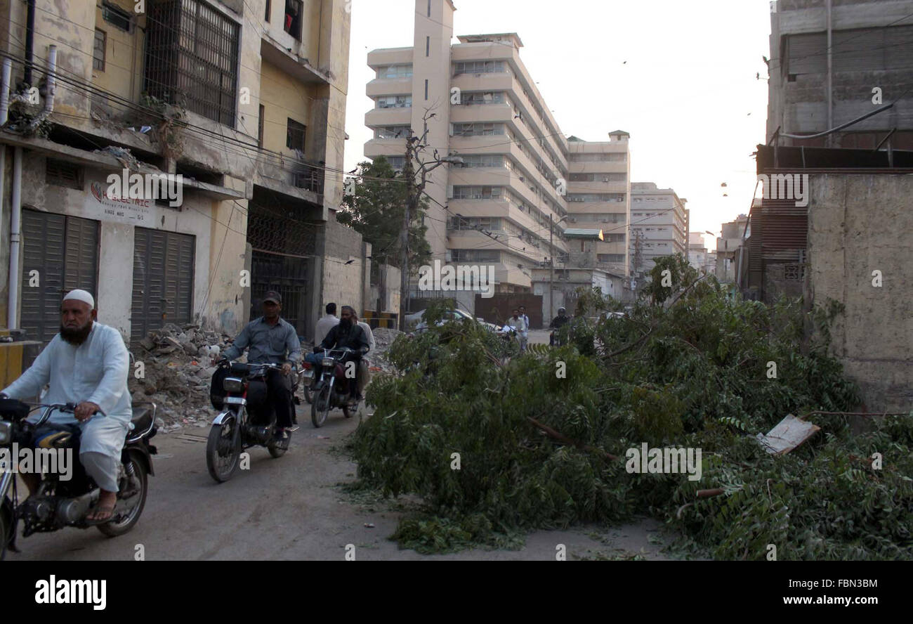 Arbusti sulla discarica di rifiuti vicino Sindh edificio gruppo bloccato Kamal Ataturk Road di causare problemi in movimento uniforme di pendolari e automobilisti, a Karachi il lunedì, 18 gennaio 2016. Foto Stock