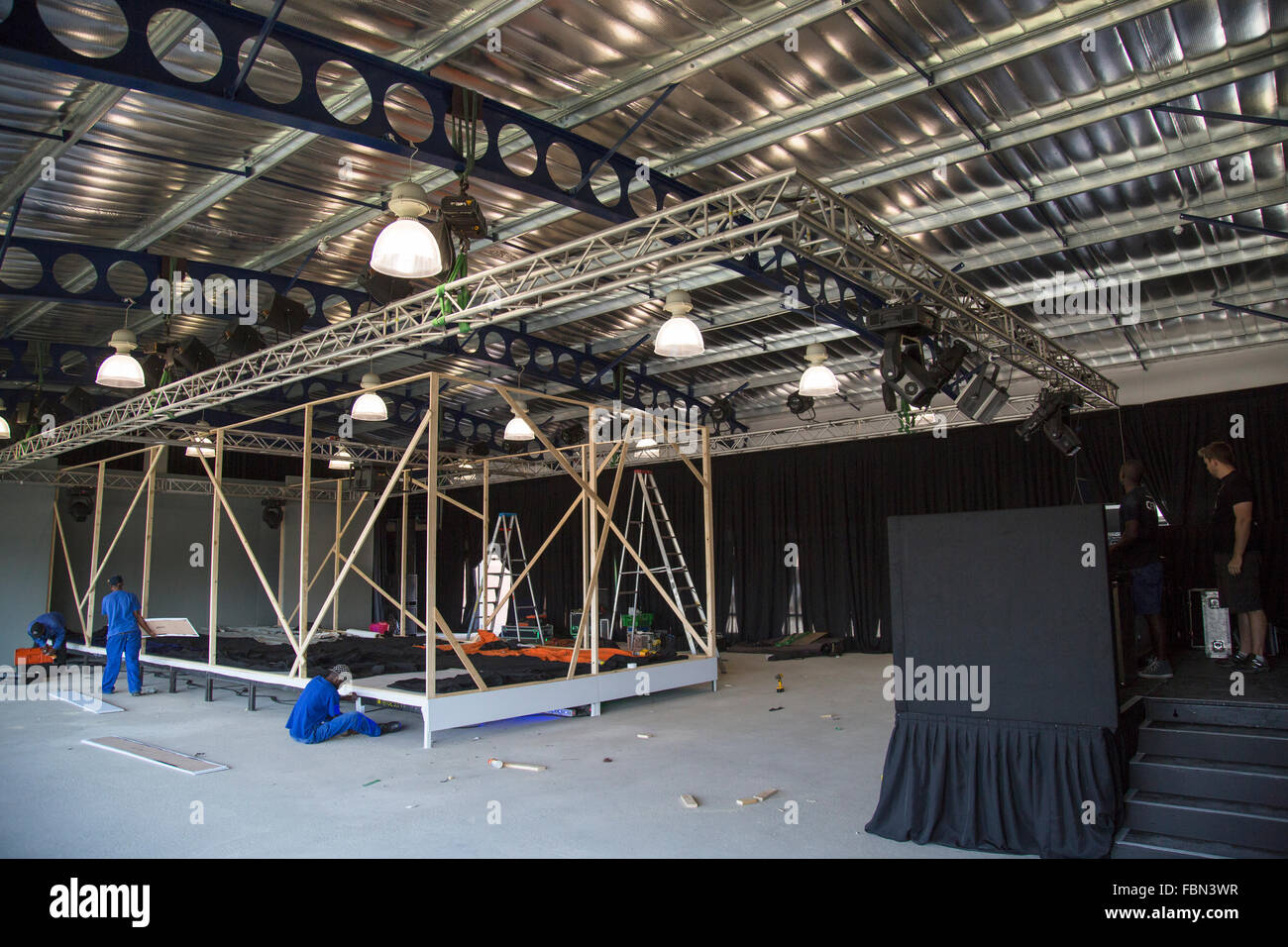 Un evento della società di gestione per la creazione di un Palco e pista per la preparazione di una sfilata di moda in una sala Foto Stock