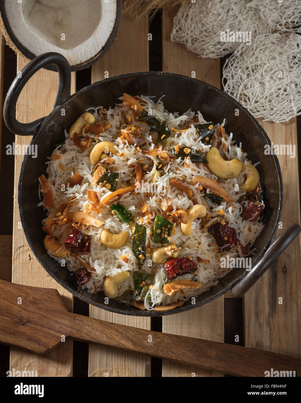 Sevai noce di cocco. Il Cocco Idiyappam. A sud di riso indiano a base di noodle piatto. Foto Stock