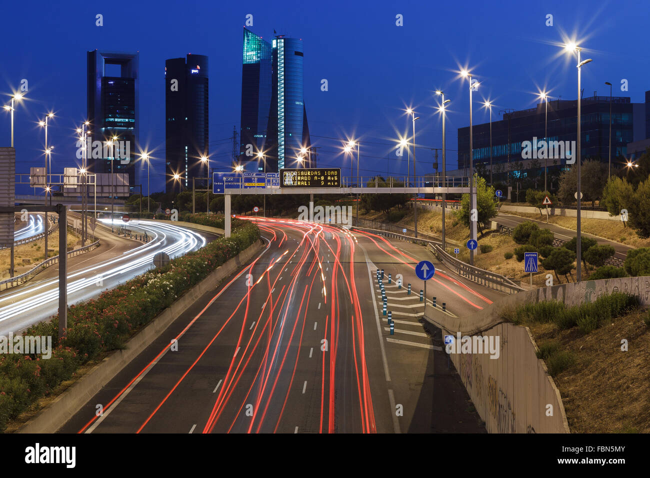 I quattro grattacieli dalla zona degli affari di Cuatro Torres, dal crepuscolo. Las Tablas, Madrid, Spagna. Foto Stock